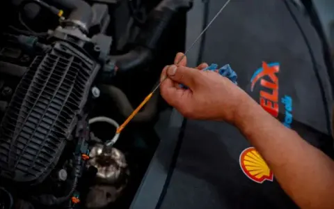 Silnik bierze olej? Jak dobrać olej i kiedy do mechanika?