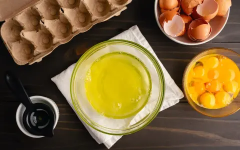 Białka w misce, żółtka w drugiej. Czas na pyszne bezy! Co zrobić z białek?