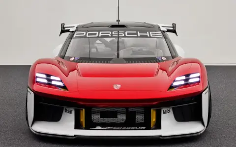 Czerwony samochód wyścigowy Porsche Mission R z białymi akcentami i logo Porsche.