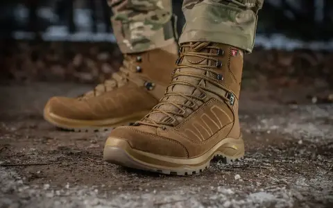 Brązowe buty trekkingowe na ziemi. Czy buty trekkingowe powinny być większe? Zapewniają komfort i ochronę.