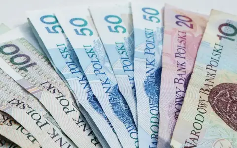 Polskie banknoty 10, 20, 50 i 100 zł. Zastanawiasz się, jaka jest najniższa krajowa na godzinę?