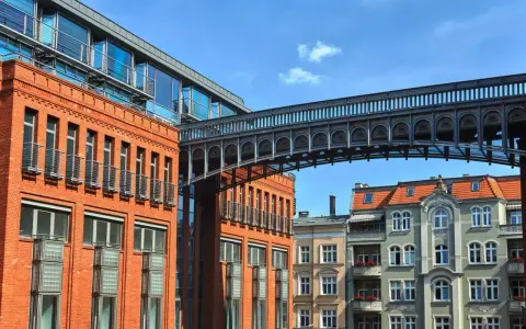 Most nowoczesnej architektury łączy się z zabytkowymi kamienicami, tworząc nietypowe atrakcje w Poznaniu.