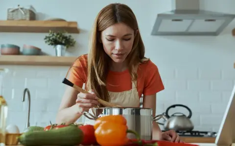 Jak uratować przypaloną zupę - skuteczne sposoby na ratunek w kuchni
