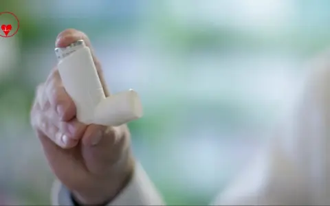 Hand hält Inhalator mit beclometasondipropionat, einem Cortison-Medikament zur Asthmabehandlung.