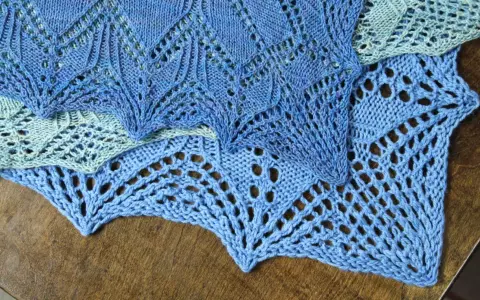 Detalle de tejido a dos agujas con punto vainica en tonos azules y verdes.