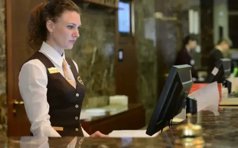 Ile godzin pracuje recepcjonistka w hotelu? Zaskakujące fakty!