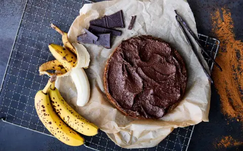 En saftig banankaka med chokladfrosting, bananer, chokladbitar och vaniljstänger.