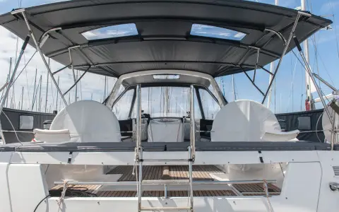 Le taud de bateau, prêt à être refait, protège les deux barres à roue sous un ciel bleu.