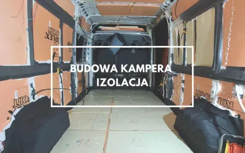 Wnętrze kampera w trakcie budowy, widoczna izolacja ścian i podłogi. Prace nad izolacją kampera postępują.