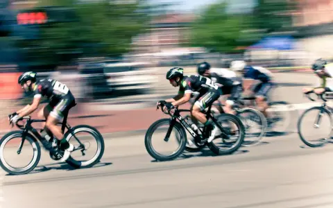 Ciclistas en carrera, capturados con un barrido fotográfico que resalta la velocidad y el movimiento.