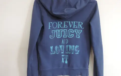 Granatowa bluza Juicy Couture z napisem "FOREVER JUICY AND LOVING IT" w turkusowym kolorze.