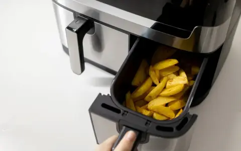 Frytki z frytkownicy beztłuszczowej to świetny pomysł na szybki obiad. Poznaj nasze air fryer przepisy obiad!