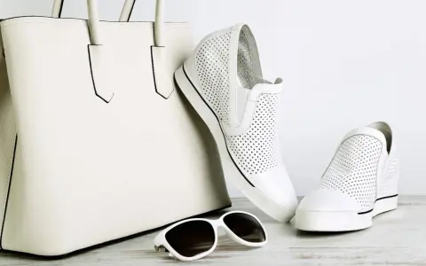 Borsa bianca e scarpe bianche traforate, un abbinamento perfetto. Gli occhiali da sole completano il look.