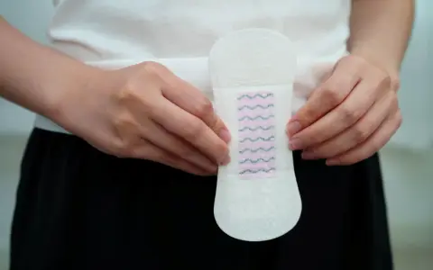 Delikatna podpaska z niebieskimi falami, symbolizująca plamienie implantacyjne.