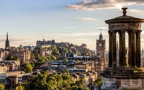 Panoramica di Edimburgo: castello, guglia e monumento. Ideale per scoprire cosa vedere in 3 giorni.