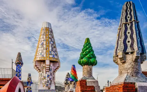Kolorowe kominy na dachu Casa Batlló to jeden z punktów, które warto zobaczyć w Barcelonie. Ich mozaikowe zdobienia zachwycają.
