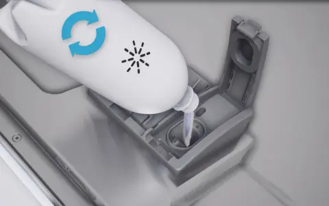 Flasche mit Pfeilsymbol für das Bosch Maschinenpflege Programm wird in einen Behälter geleert.
