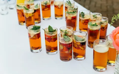 Szklanki z orzeźwiającym napojem i owocami, idealne co zamiast drink baru na letnim przyjęciu.