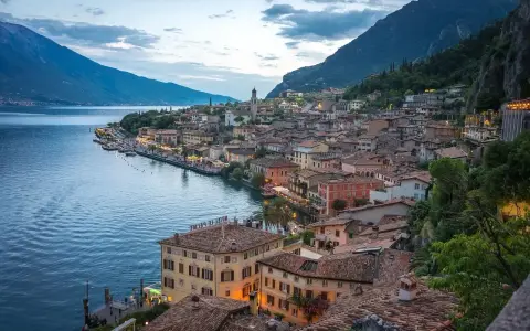 Vacker vy över en stad vid en sjö i norra Italien. Tänk att **camping norra Italien** här skulle vara drömmen!