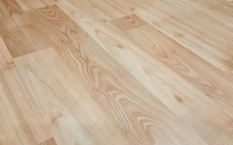 Jasne panele laminowane z widocznym usłojeniem. Dowiedz się, jak usunąć rysy z paneli domowym sposobem, by przywrócić im blask.