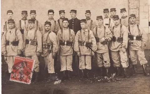 Groupe de soldats français en uniforme, possiblement en recherche d'un ancien combattant de la guerre 14-18. Ils portent des équipements militaires et des casquettes.