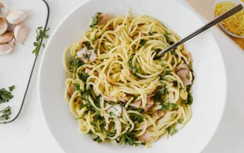 Spaghetti Carbonara kcal: Cała prawda i lżejsze przepisy