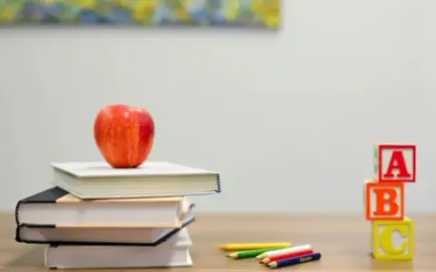 Od kiedy obowiązuje ustawa prawo oświatowe? Kluczowe daty i zmiany