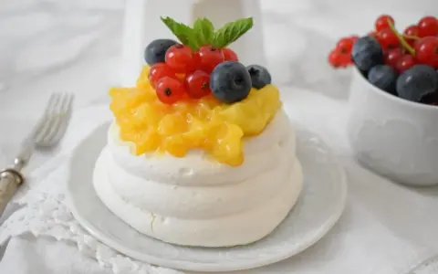 Klasyczna Pavlova z owocami i kremem, czy może małe beziki z kremem? Ta delikatna beza z owocami kusi!