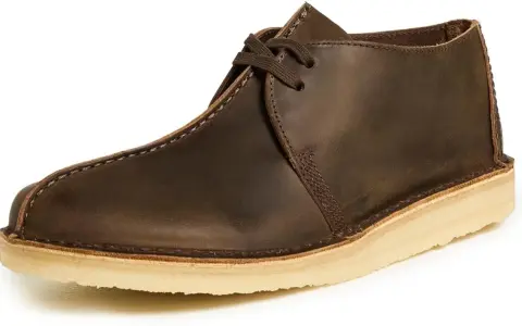 Scarpa desert boot in pelle marrone scuro, con lacci e suola in para. I clarks come calzano sono un classico intramontabile.