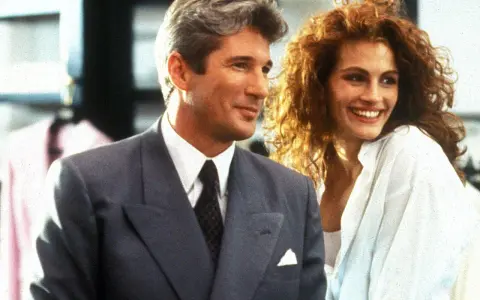 Richard Gere e Julia Roberts, icone delle commedie romantiche anni 90, in un momento di gioia.