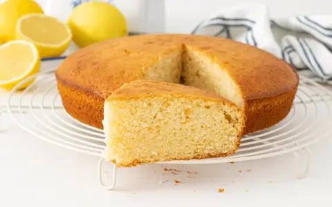 Bizcocho de limón esponjoso, listo para disfrutar. Una deliciosa receta que te encantará.