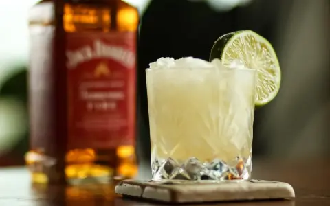 Orzeźwiający drink z Jack Daniel's, lodem i plasterkiem limonki. Idealny na wieczór.