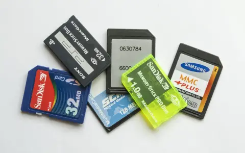 Karty pamięci: SanDisk SDHC 32MB, Memory Stick Pro Duo 1GB, MMC Plus 512MB. Wybór między SDHC czy SDXC zależy od potrzeb.