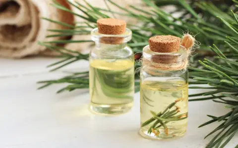 Dwa małe flakoniki z olejkiem sosnowym, idealne na przeziębienie i do aromaterapii.