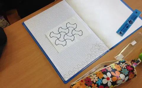 Copertina di matematica da stampare con un disegno geometrico su quaderno a quadretti.