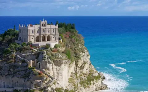 Santuario su una rupe a picco sul mare turchese, un sogno tra Napoli e Tropea.
