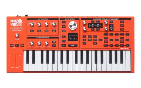 Pomarańczowy syntezator ASM Hydrasynth Explorer z klawiaturą i licznymi pokrętłami i przyciskami do tworzenia dźwięków.
