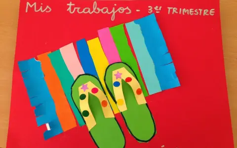 Portada tercer trimestre infantil: un collage de chanclas verdes sobre una toalla de playa de colores.