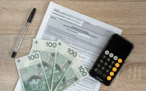 Dochody dziecka a PIT: Kiedy rozlicza rodzic, a kiedy ono samo?