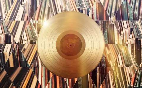 Złota płyta winylowa na tle stosów albumów. Czy to symbol tego, kto sprzedał najwięcej płyt w historii?