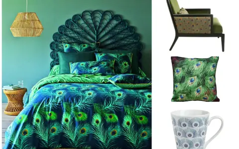 Décoration intérieure aux motifs de plume de paon : literie, coussins, fauteuil et mug.