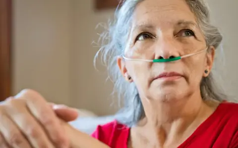 Ältere Frau mit Sauerstoffbrille, die an COPD leidet. Sie träumt davon, wieder fliegen zu können.