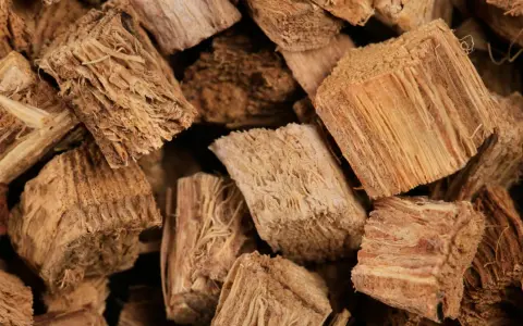 Kudzu na co? Suszone, pokrojone korzenie kudzu, bogate w błonnik, gotowe do użycia w kuchni lub medycynie.