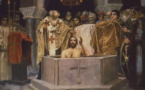 Chrzest Jezusa w Jordanie, uroczysta ceremonia w obrządku ortodoksji. Kapłan błogosławi młodzieńca w chrzcielnicy, otoczeni przez wiernych.
