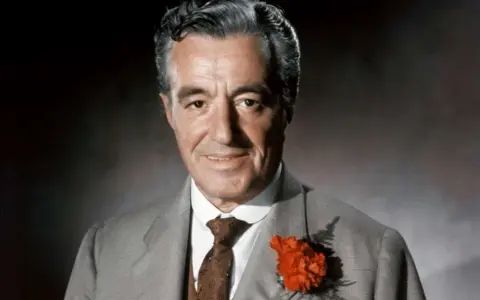 Ritratto di Vittorio De Sica, con un fiore rosso all'occhiello, forse la sua ultima apparizione pubblica.