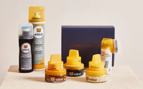 Kit de limpieza para zapatos de ante y nubuck: limpiador, renovador y cremas para mantenerlos como nuevos.