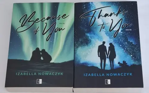 Dwie książki Izabelli Nowaczyk: "Because of You" i "Thanks to You". Na okładkach pary wpatrujące się w zorzę polarną i nocne niebo.