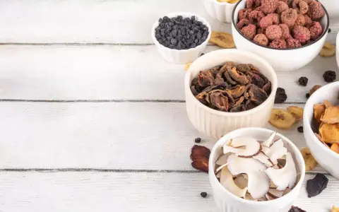 Miseczki z liofilizowanymi owocami: maliny, śliwki, jagody, jabłka, kokos. Liofilizacja co to? To sposób na zachowanie smaku i wartości odżywczych.