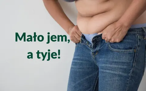 Osoba próbuje wcisnąć się w za małe jeansy, zmagając się z nadmiarem kilogramów. "Mało jem, a tyje!" - mówi.