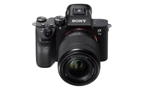Cámara Sony Alpha 7 III con lente FE 28-70mm, lista para capturar tu próxima película 70mm.